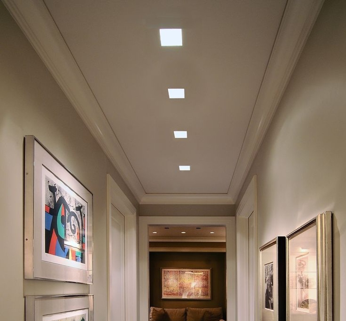 Đèn led âm trần thạch cao là giải pháp chiếu sáng tiết kiệm điện lý tưởng cho nhà ở, văn phòng và cửa hàng thời trang. Với thiết kế đẹp mắt và hiệu suất cao, đèn led âm trần thạch cao của chúng tôi sẽ mang lại ánh sáng tuyệt vời cho không gian của bạn.