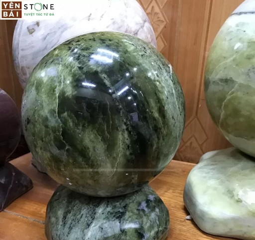 Một quả cầu đá dùng để trang trí được làm từ đá xanh Yên Bái 